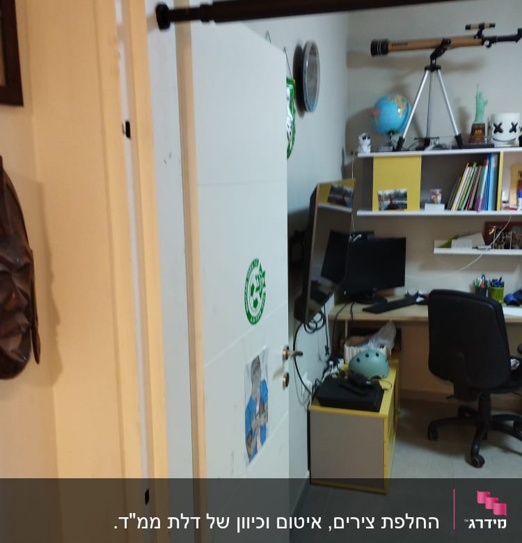 דלת לבנה פתוחה עם מדבקות ירוקות